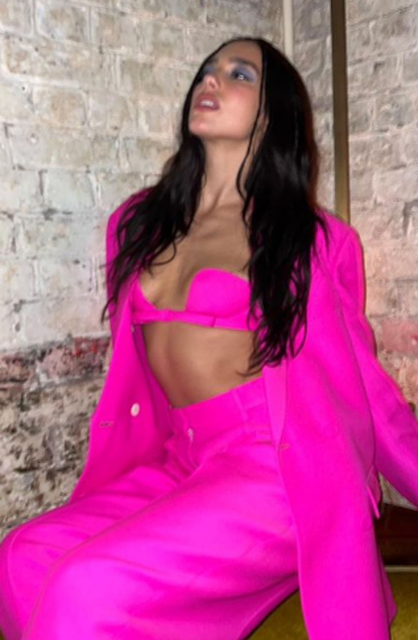 Dua Lipa eğlencenin dibine vurdu!  Arkadaşının göğüslerine dokunması olay oldu...