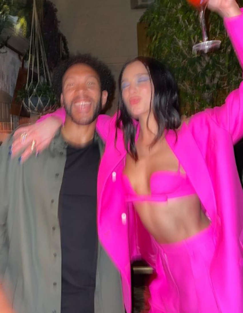 Dua Lipa eğlencenin dibine vurdu!  Arkadaşının göğüslerine dokunması olay oldu...