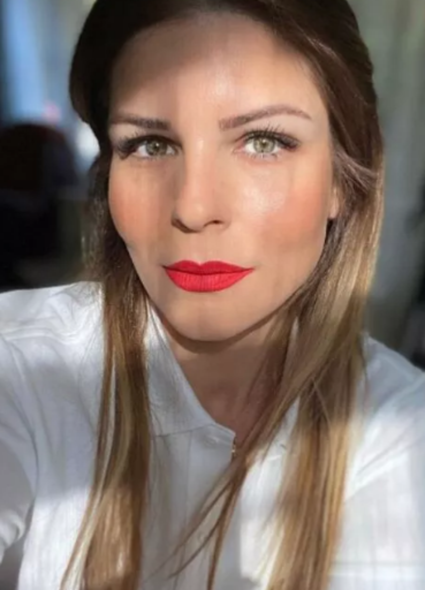 Pelin Öztekin sezonu açtı! Straplez bikinisiyle poz verdi...