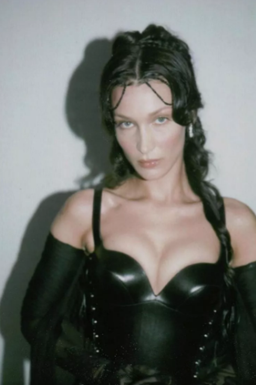 Bella Hadid pozlarıyla ortalığı kasıp kavurdu!