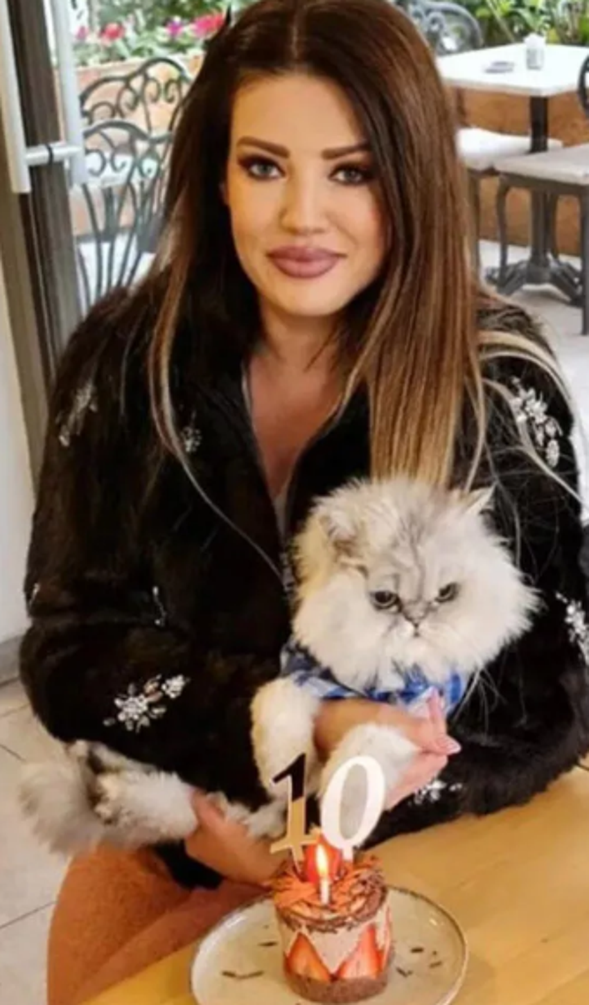 Esra Sönmezer'in acısı dinmiyor! Ölen kedisinin tüylerini saklıyor...