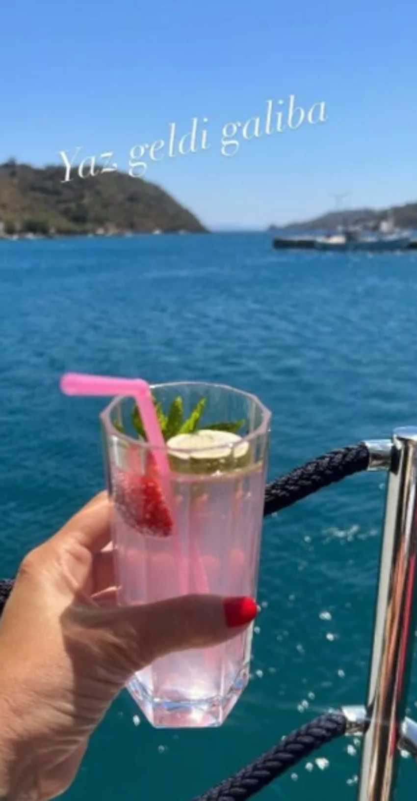 Pınar Altuğ sezonu açtı! Bacaklarını çekip paylaştı...