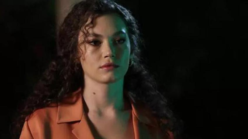 Melisa Şenolsun sütyensiz pozuyla dikkat çekti! "Hiç yakışmadı"