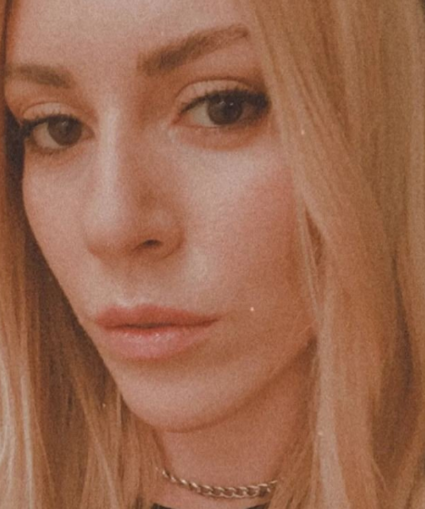 Sinem Kobal'dan karnı burnunda ilk poz!