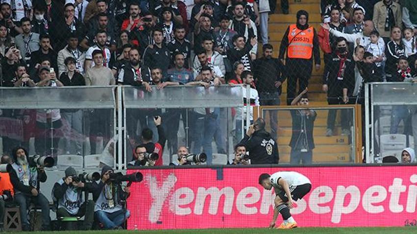 Beşiktaş-Fenerbahçe derbisinde olay! Saha karıştı, İrfan Can Kahveci sakatlık geçirdi, tribünler...