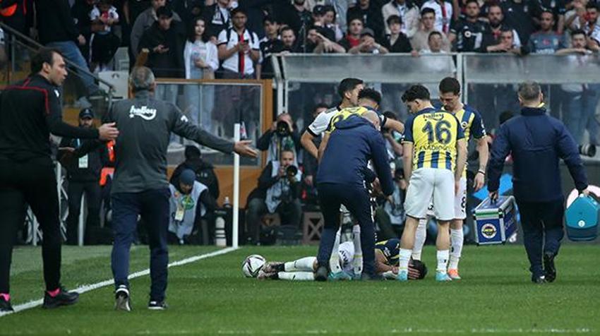 Beşiktaş-Fenerbahçe derbisinde olay! Saha karıştı, İrfan Can Kahveci sakatlık geçirdi, tribünler...