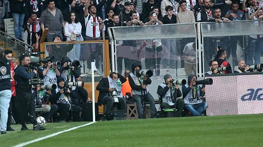 Beşiktaş-Fenerbahçe derbisinde olay! Saha karıştı, İrfan Can Kahveci sakatlık geçirdi, tribünler...