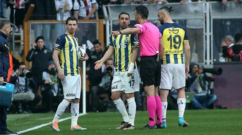 Beşiktaş-Fenerbahçe derbisinde olay! Saha karıştı, İrfan Can Kahveci sakatlık geçirdi, tribünler...