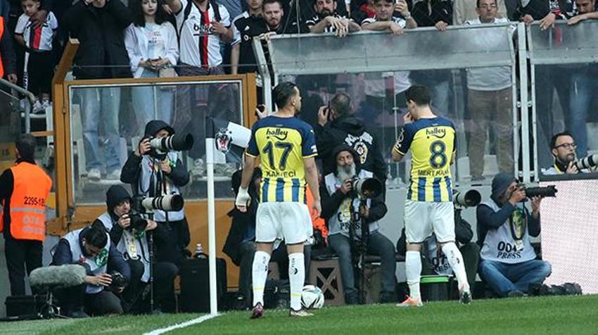 Beşiktaş-Fenerbahçe derbisinde olay! Saha karıştı, İrfan Can Kahveci sakatlık geçirdi, tribünler...
