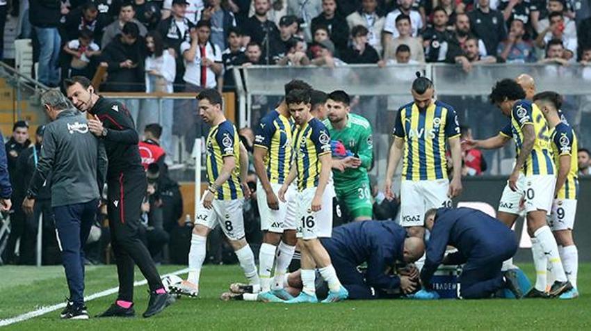 Beşiktaş-Fenerbahçe derbisinde olay! Saha karıştı, İrfan Can Kahveci sakatlık geçirdi, tribünler...