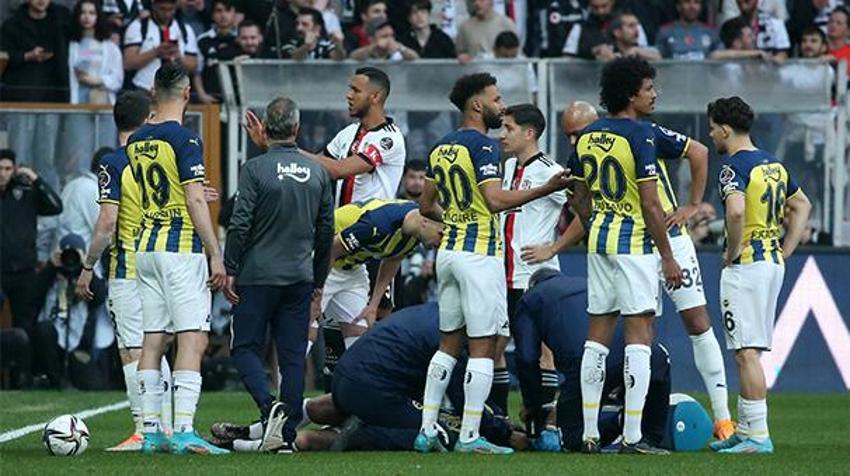 Beşiktaş-Fenerbahçe derbisinde olay! Saha karıştı, İrfan Can Kahveci sakatlık geçirdi, tribünler...