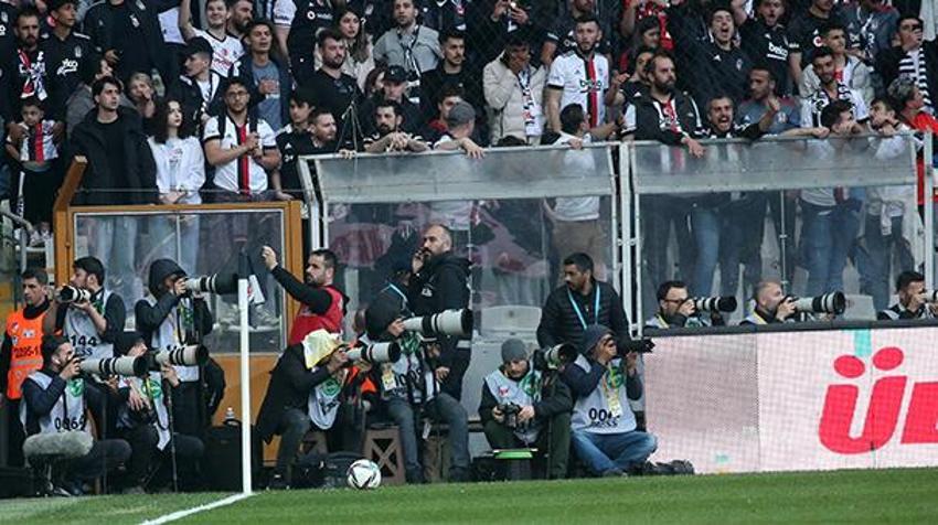 Beşiktaş-Fenerbahçe derbisinde olay! Saha karıştı, İrfan Can Kahveci sakatlık geçirdi, tribünler...