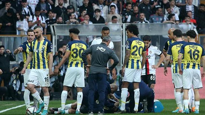 Beşiktaş-Fenerbahçe derbisinde olay! Saha karıştı, İrfan Can Kahveci sakatlık geçirdi, tribünler...