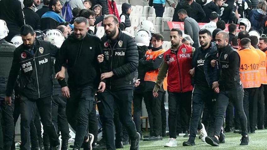 Derbi sonrası Fenerbahçe otobüsüne saldırı! Saha karıştı, protokol tribününde...