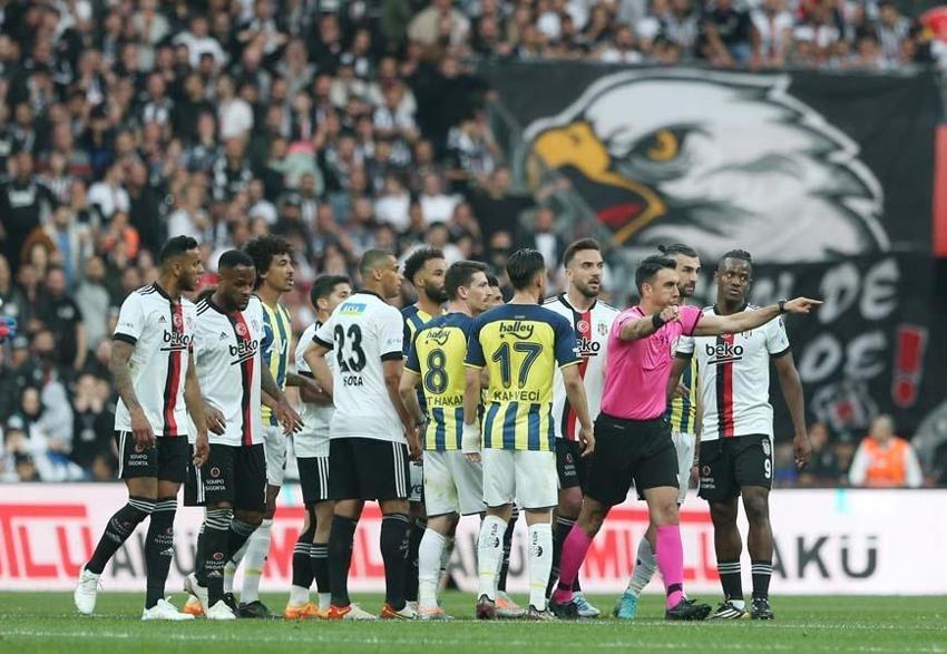 Ahmet Çakar canlı yayında sinek yedi derbiden sonra yıldız futbolcuyu eleştirdi! 'Sen Fener'in topçusu değilsin'