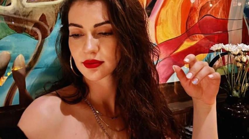 Burcu Özberk peş peşe bikinili pozlarını paylaştı! 'Ateş ediyorsun'