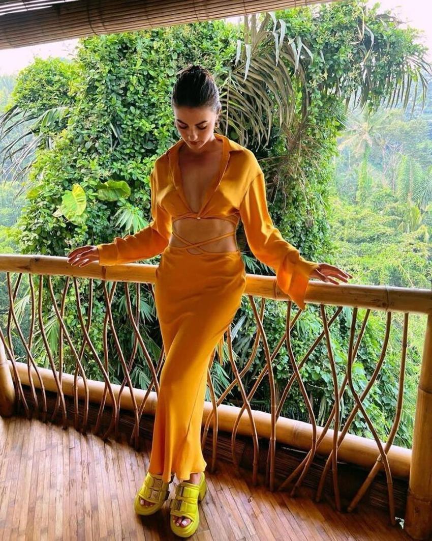 Burcu Özberk peş peşe bikinili pozlarını paylaştı! 'Ateş ediyorsun'