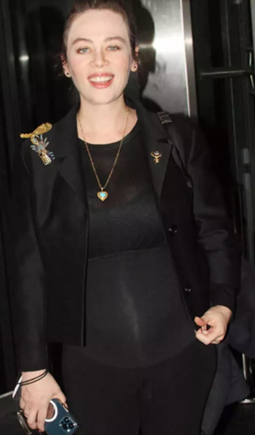 Demet Evgar'dan anneliğe geçiş kutlaması!