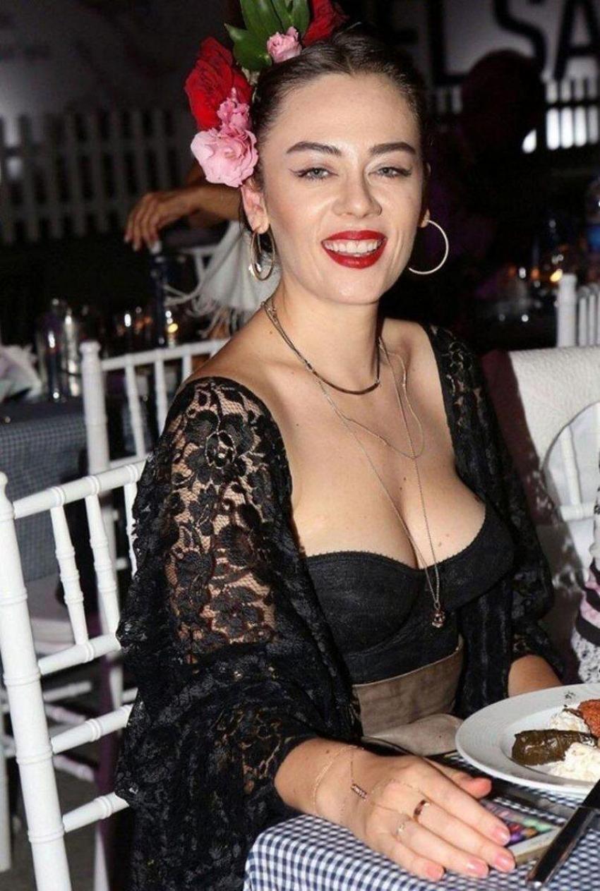 Demet Evgar'dan anneliğe geçiş kutlaması!