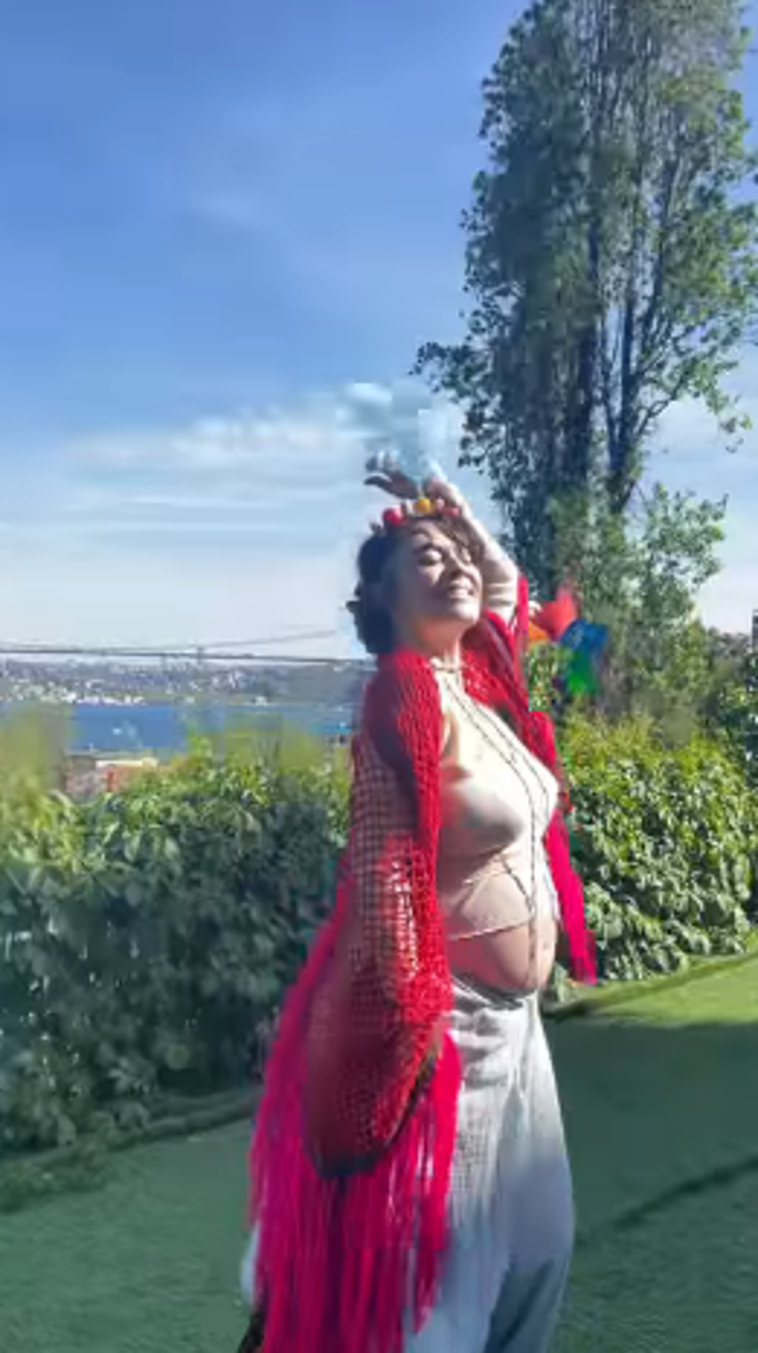 Demet Evgar'dan anneliğe geçiş kutlaması!