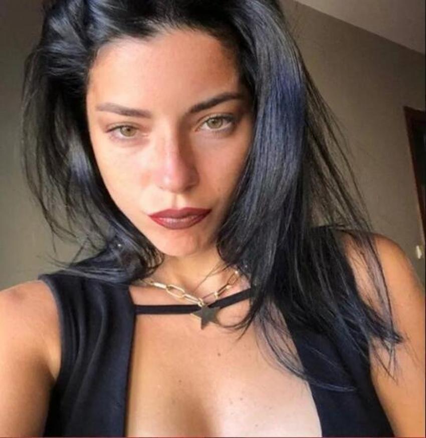 Merve Boluğur'dan derin dekolteli elbisesiyle cesur paylaşım!
