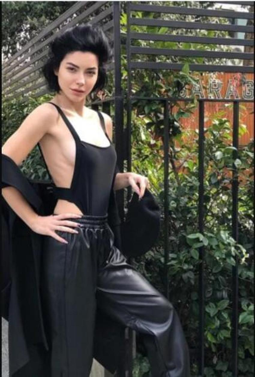 Merve Boluğur'dan derin dekolteli elbisesiyle cesur paylaşım!