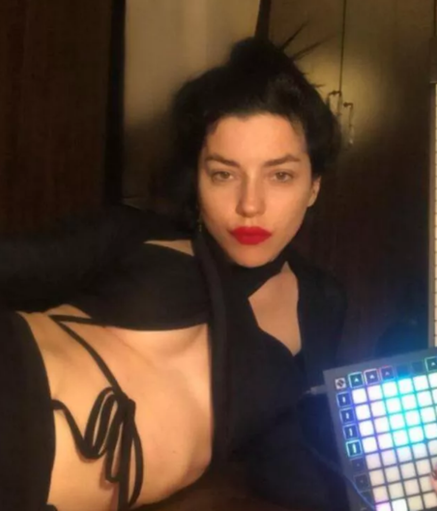 Merve Boluğur'dan derin dekolteli elbisesiyle cesur paylaşım!