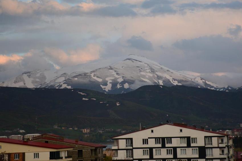 Tatvan'da yüksek kesimler beyaza büründü