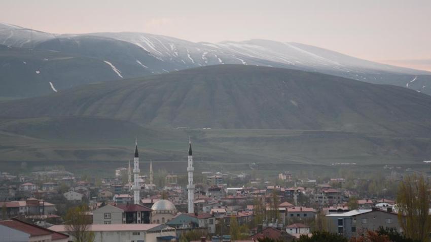 Tatvan'da yüksek kesimler beyaza büründü