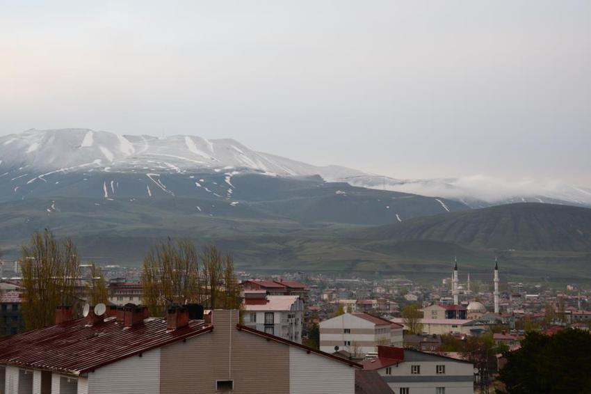 Tatvan'da yüksek kesimler beyaza büründü