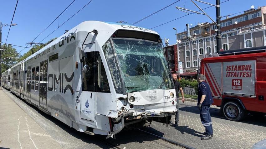 Fatih'te tramvay ile İETT otobüsü çarpıştı: