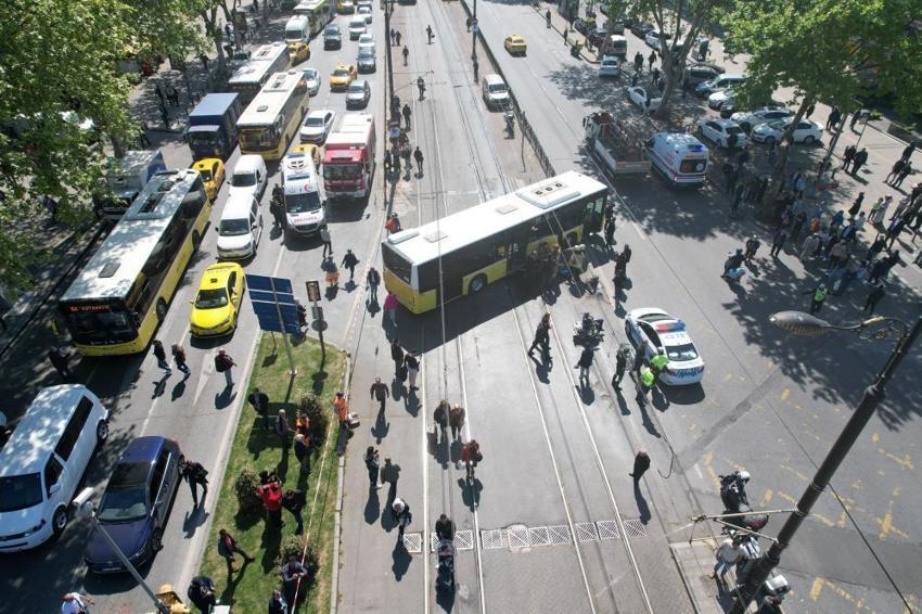 Fatih'te tramvay ile İETT otobüsü çarpıştı: