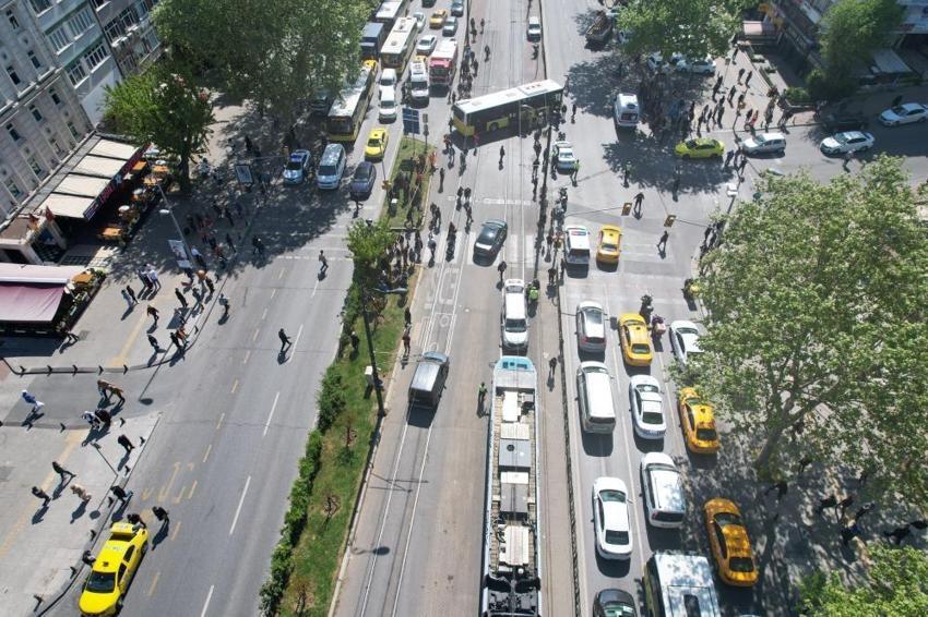 Fatih'te tramvay ile İETT otobüsü çarpıştı: