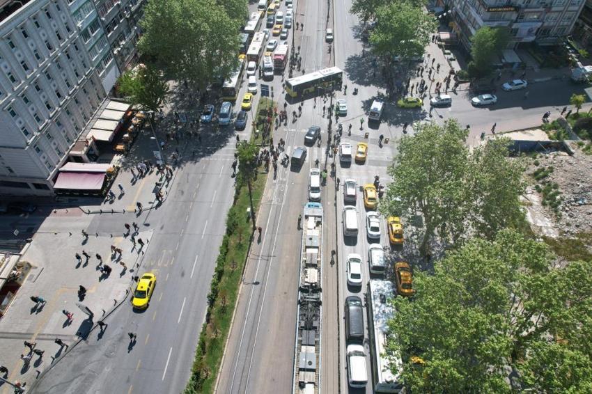 Fatih'te tramvay ile İETT otobüsü çarpıştı: