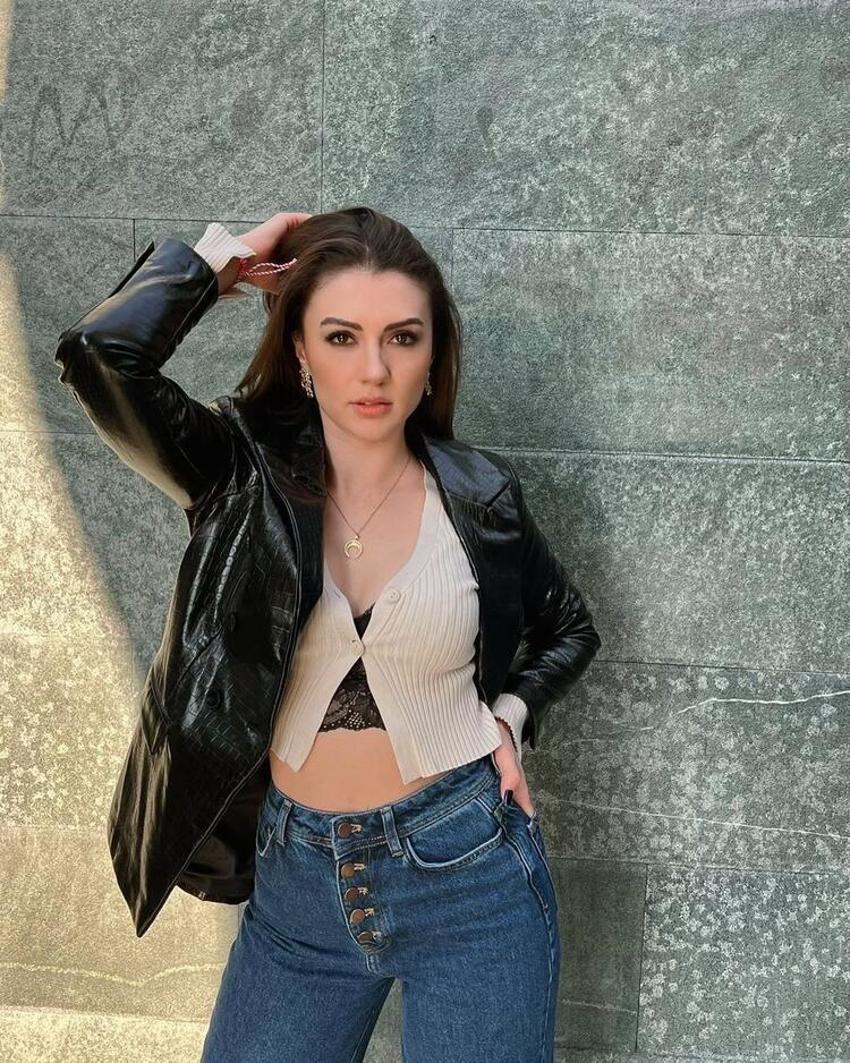 Burcu Özberk bikinisiyle sere serpe uzandı! 'Yandı buralar'