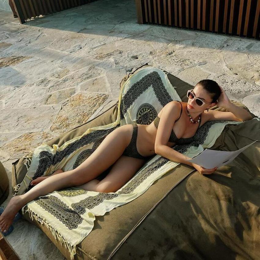 Burcu Özberk bikinisiyle sere serpe uzandı! 'Yandı buralar'