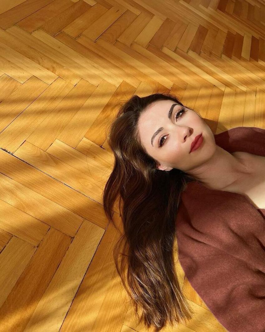 Burcu Özberk bikinisiyle sere serpe uzandı! 'Yandı buralar'