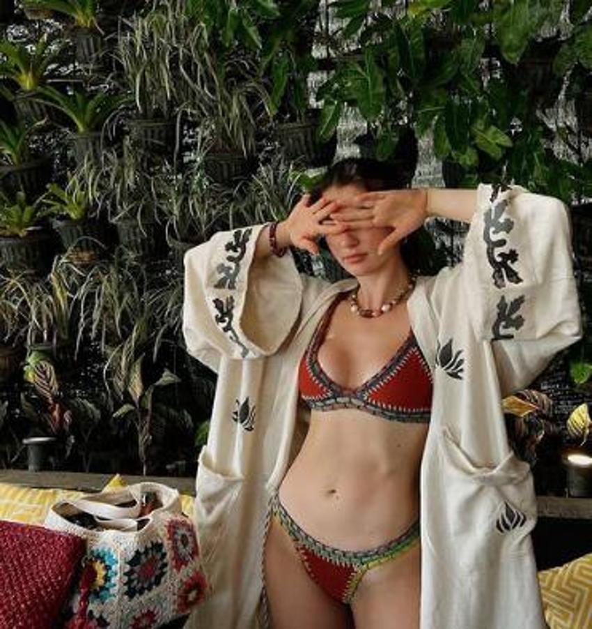 Burcu Özberk bikinisiyle sere serpe uzandı! 'Yandı buralar'
