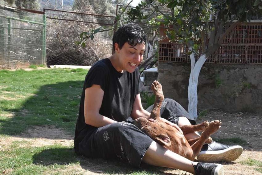 Can Bonomo'nun ablası, çiftliğinde 165 köpek ve 5 kedi ile yaşıyor