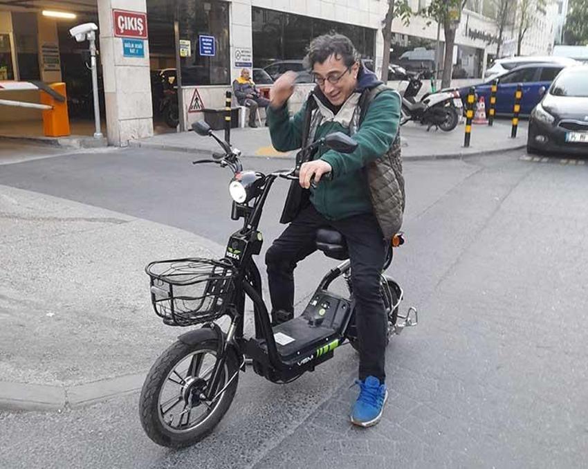 Ayna'nın solisti tanınmaz halde! Güneş gözlüklerini çıkarınca...
