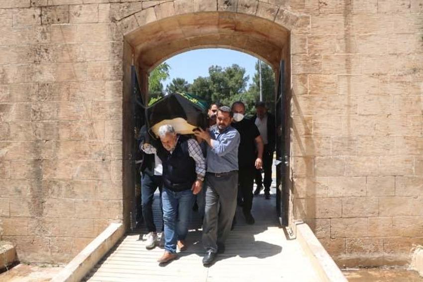 Türkücü Güler Işık'ın zor günü! Annesi toprağa verildi...
