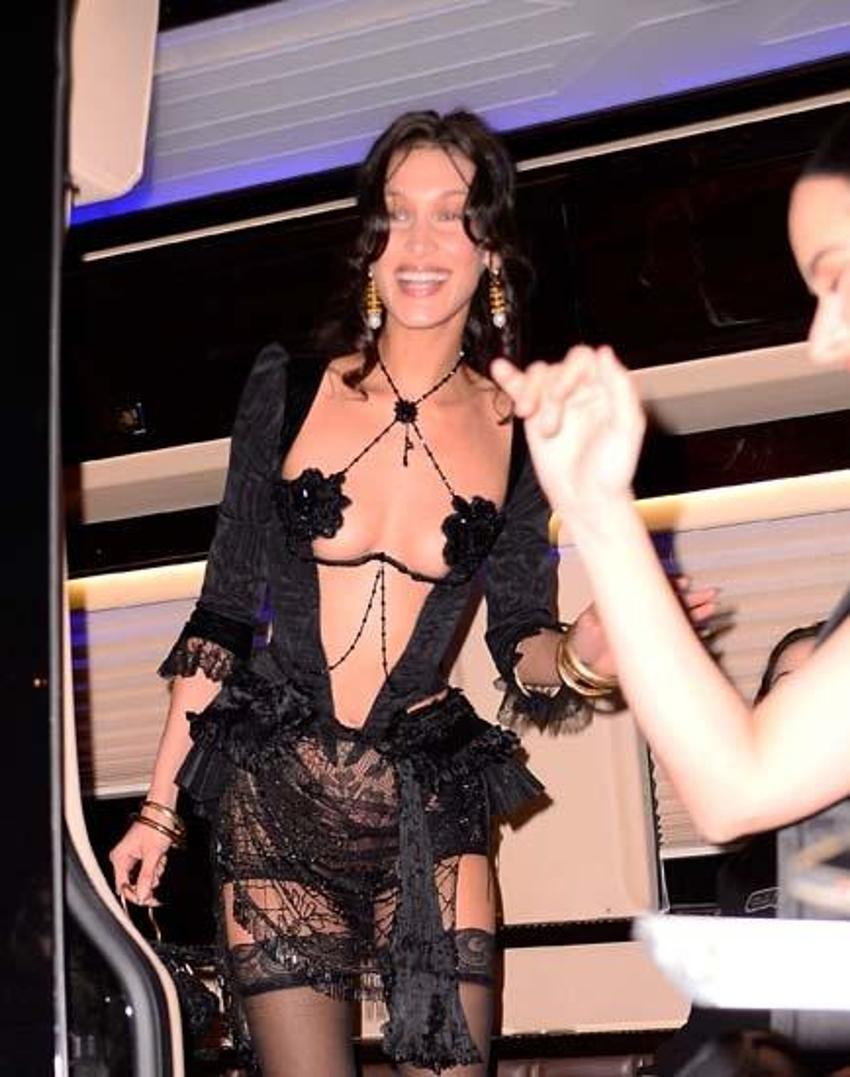 Bella Hadid'in kostümüne Türk modacı imzası! 