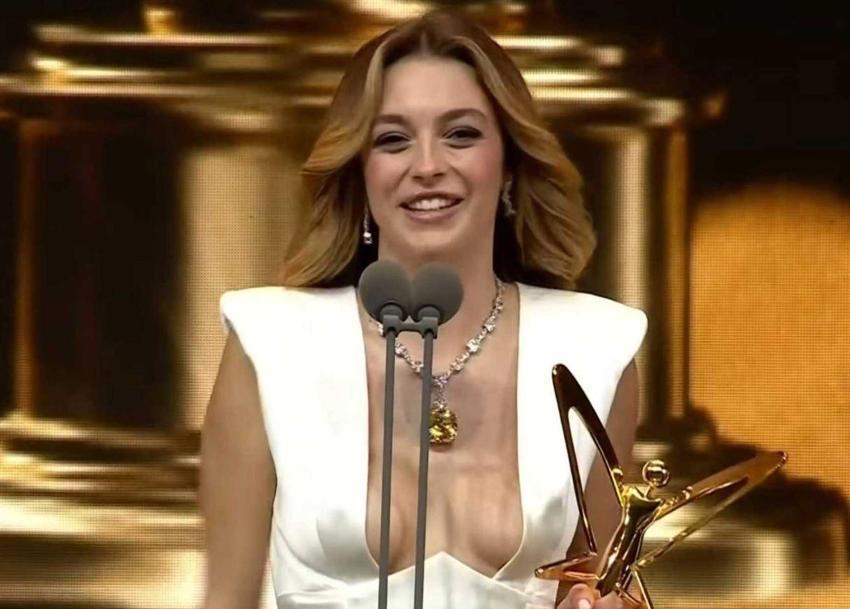 Eski vekil Ahmet Çakar'a tepkiler çığ gibi! Melis Sezen'e ünlü isimlerden destek geldi: Çok güzelsin!