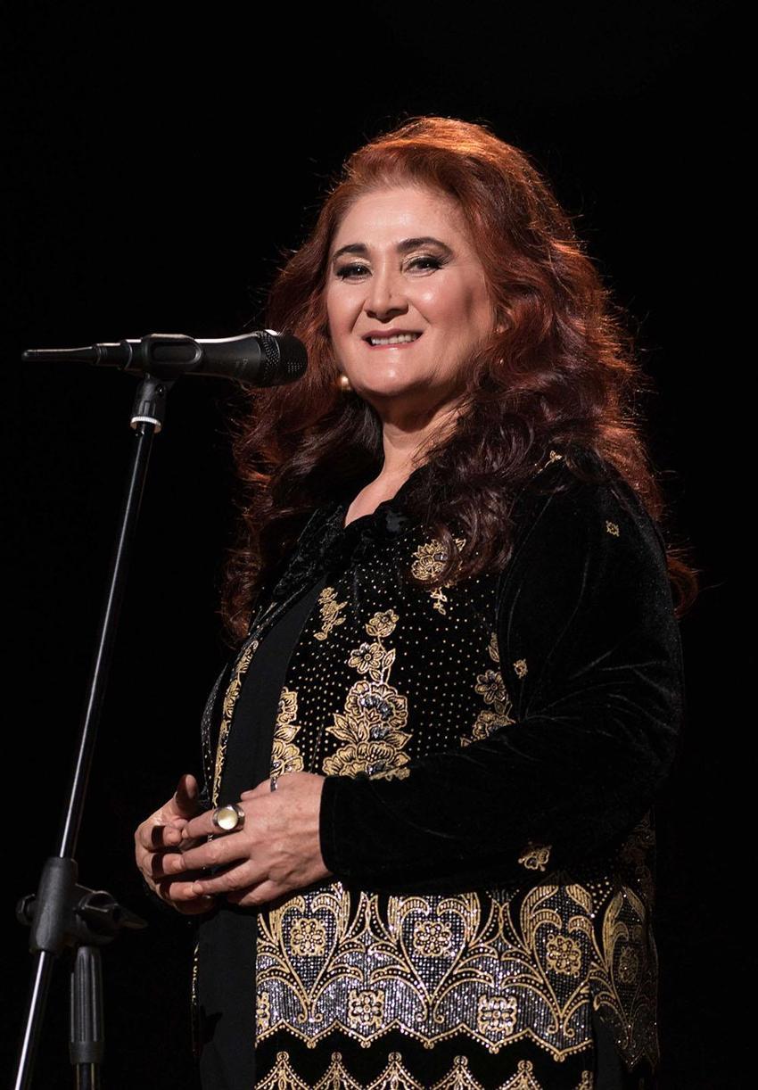 Eski vekil Ahmet Çakar'a tepkiler çığ gibi! Melis Sezen'e ünlü isimlerden destek geldi: Çok güzelsin!
