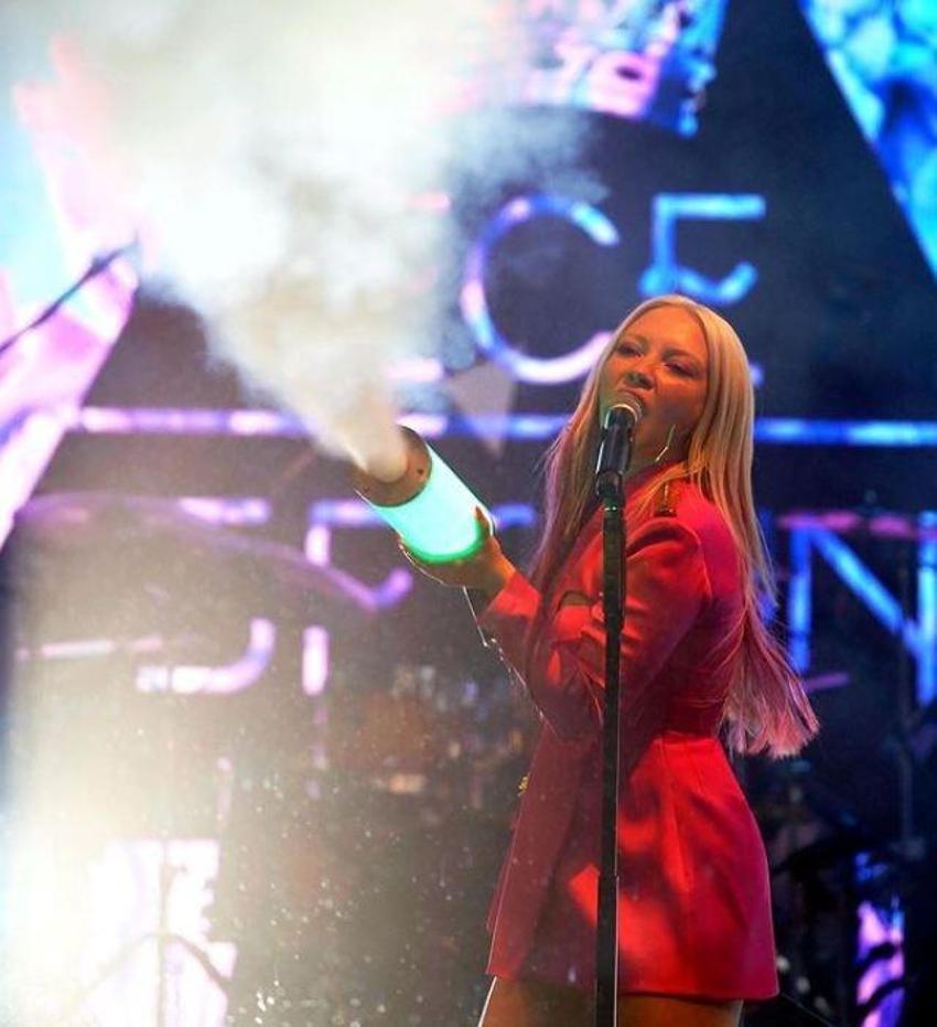 Ece Seçkin 10 bin kişiye konser verdi! 'Sizi çok seviyorum'