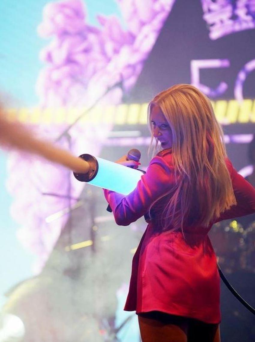 Ece Seçkin 10 bin kişiye konser verdi! 'Sizi çok seviyorum'