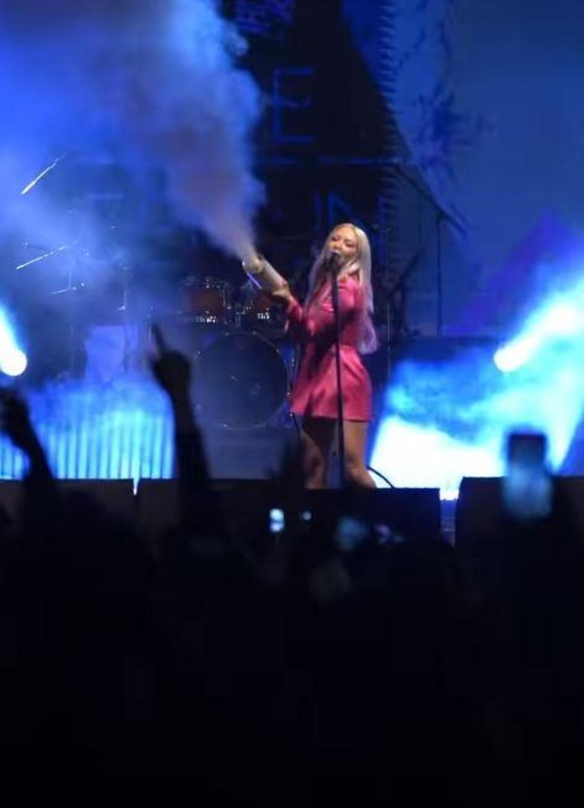 Ece Seçkin 10 bin kişiye konser verdi! 'Sizi çok seviyorum'