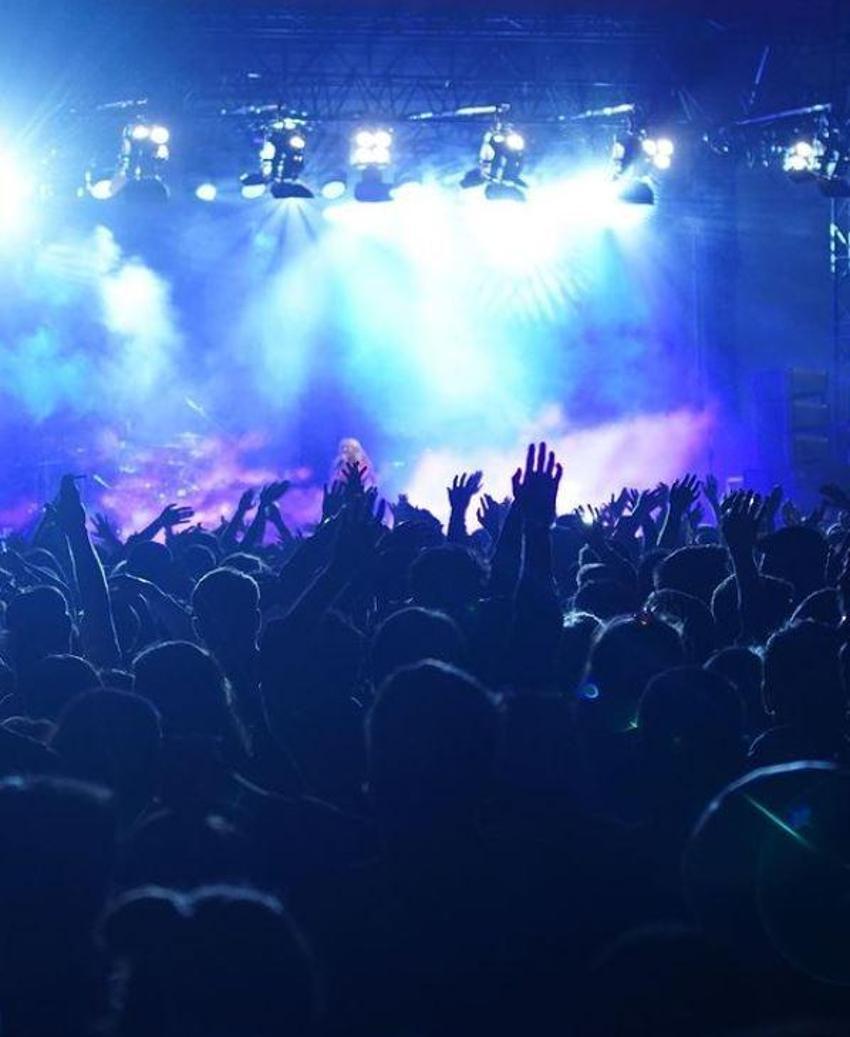 Ece Seçkin 10 bin kişiye konser verdi! 'Sizi çok seviyorum'