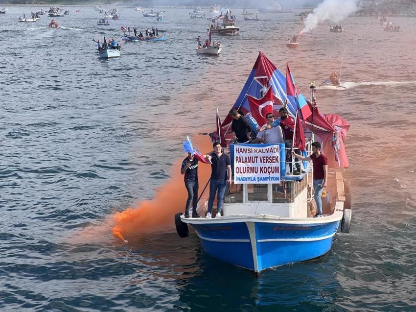 Trabzonspor şampiyonluğunu kutluyor! Duygusal anlar, geceye damga vurdu! Muhteşem görüntüler...