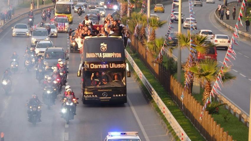 Trabzonspor şampiyonluğunu kutluyor! Duygusal anlar, geceye damga vurdu! Muhteşem görüntüler...